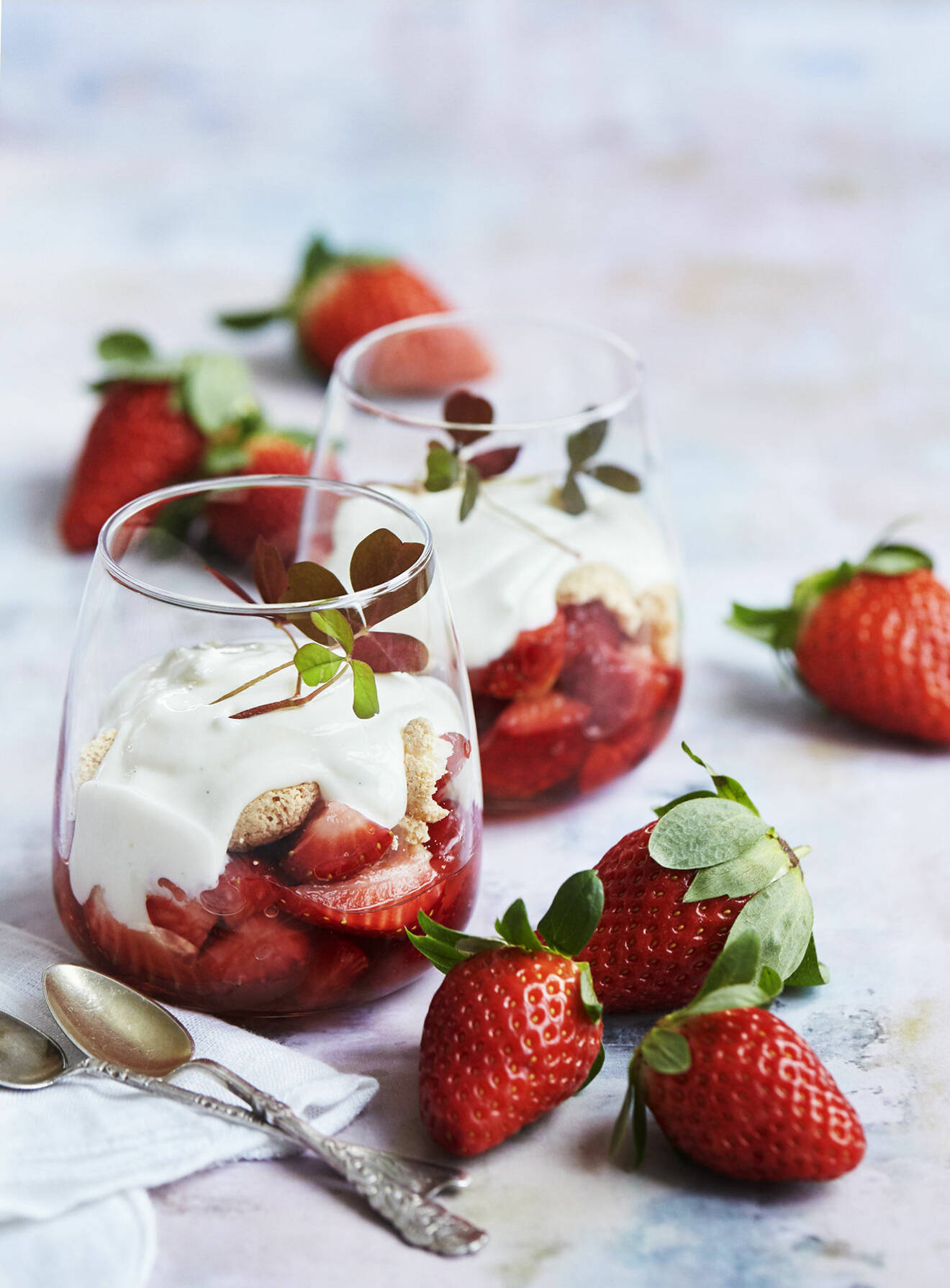 Bjud på en jordgubbsdessert med fläderyoghurt och drömmar