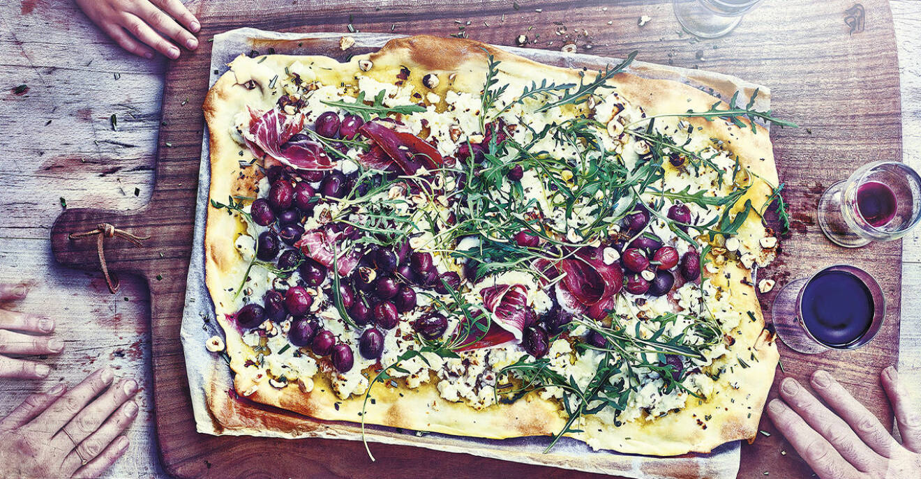 Recept på pizza bianca med oliver, ricotta, rosmarin och pinjenötter