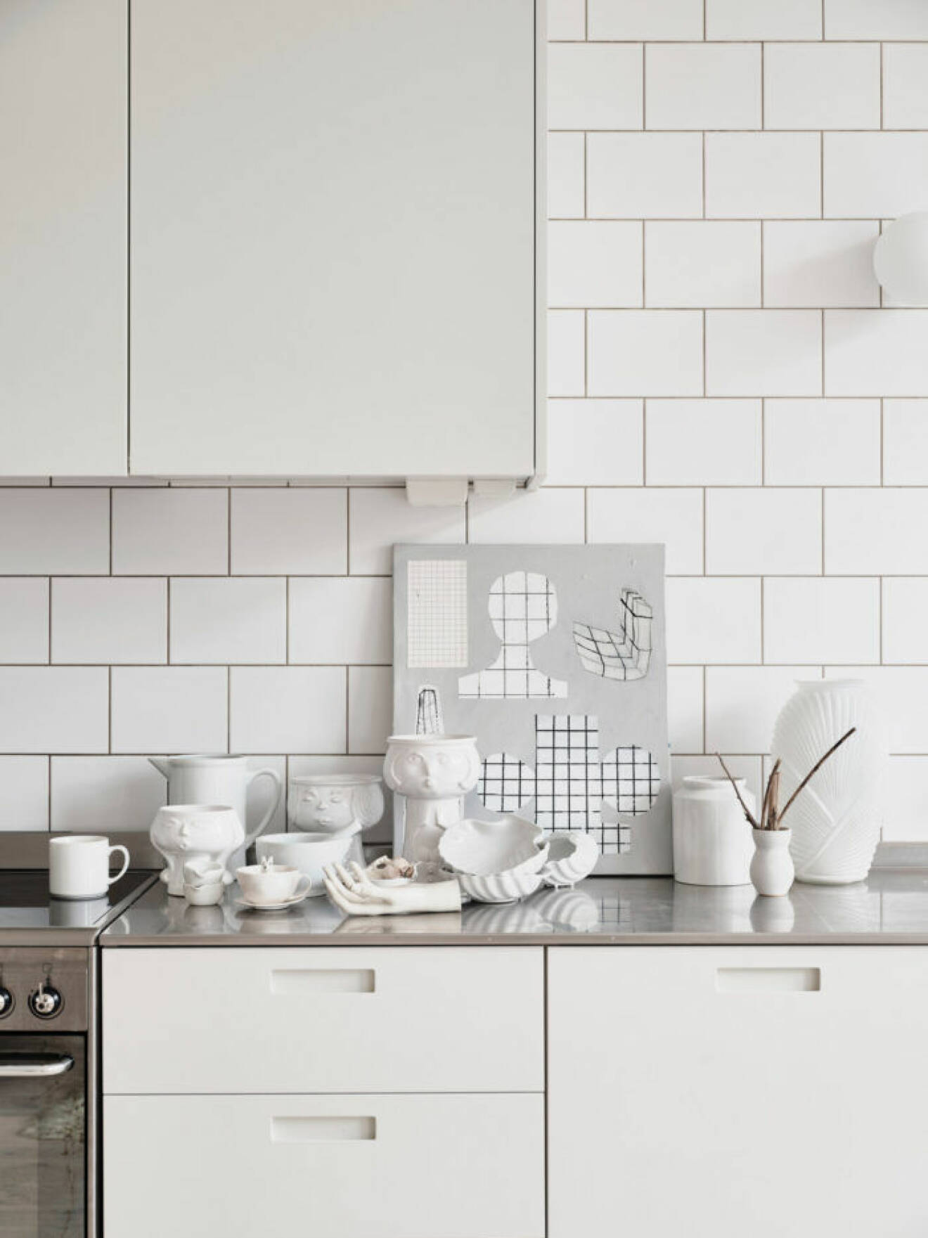Köket går i vita toner hemma hos Emilia Ilke