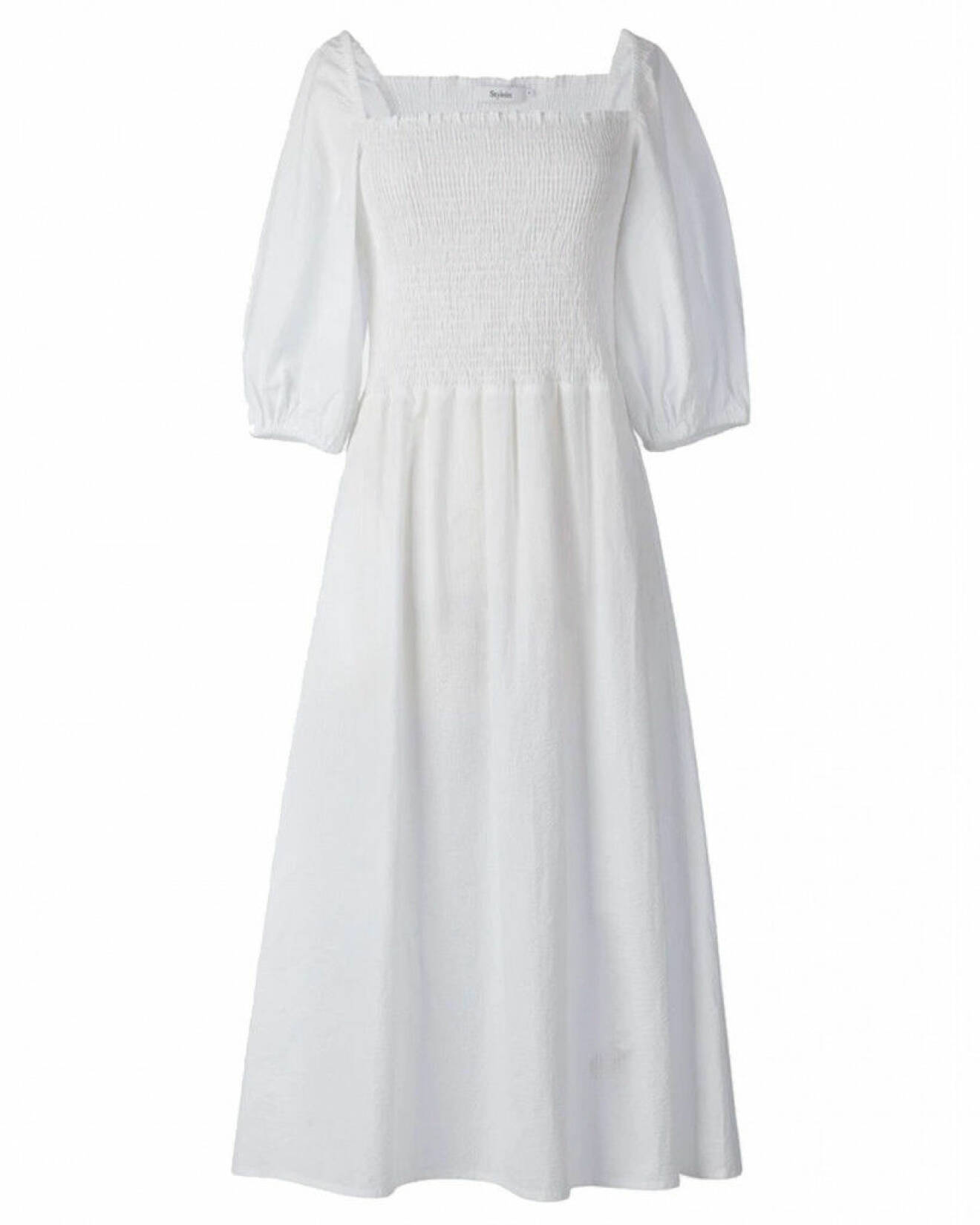 vit klänning med ballongärmar från stylein