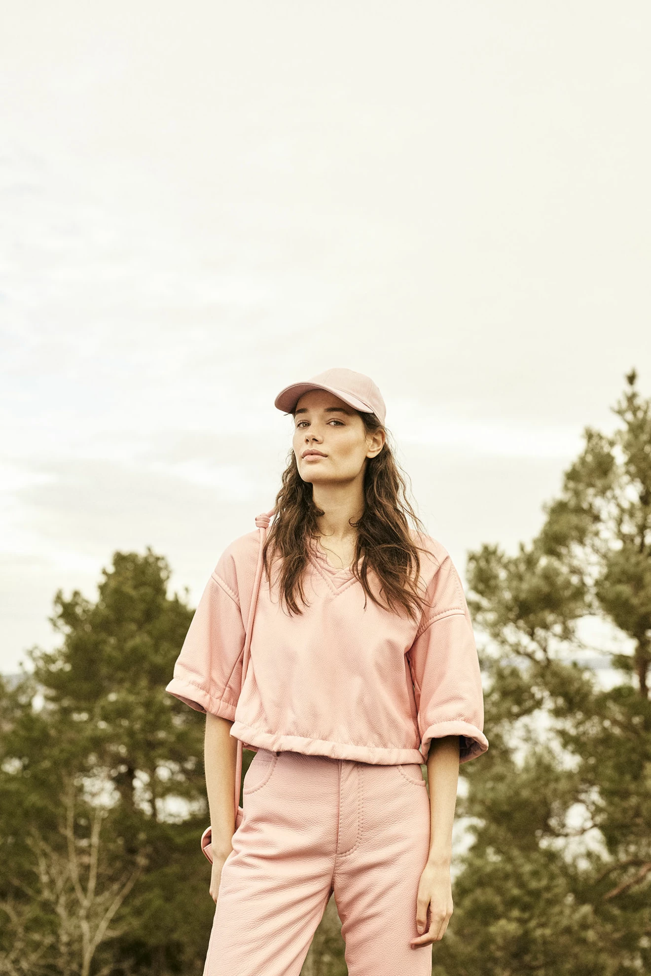 Modellen har på sig ett rosa set, topp och byxa, från Bottega Veneta