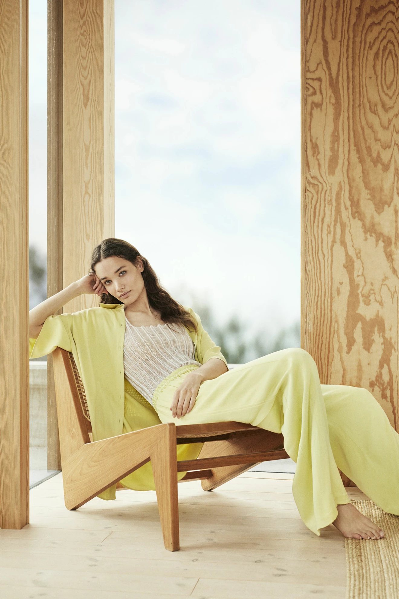 Modellen har på sig en gul skjorta och gula byxor från House of Dagmar