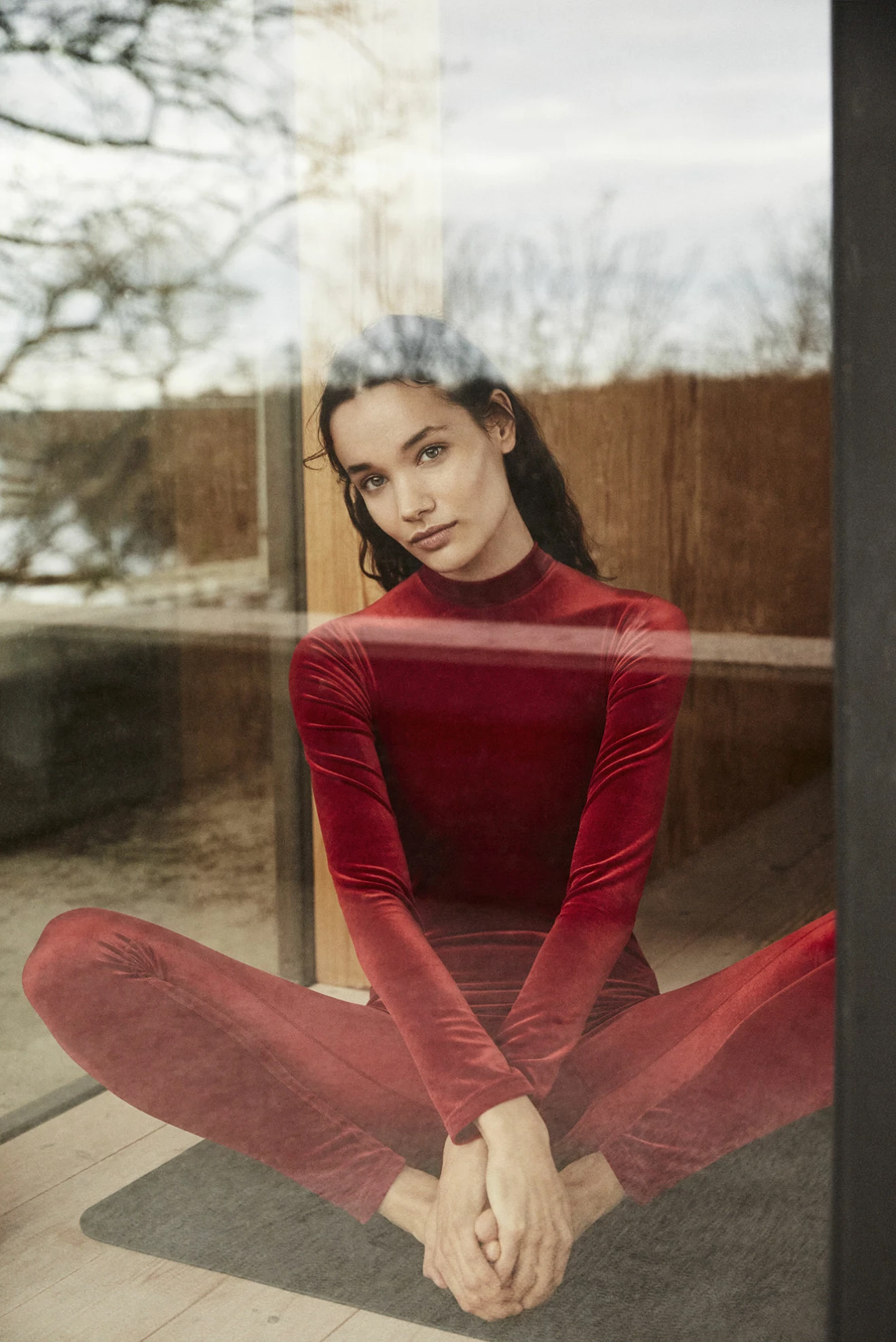 Modellen har på sig en röd body från Simone Wild