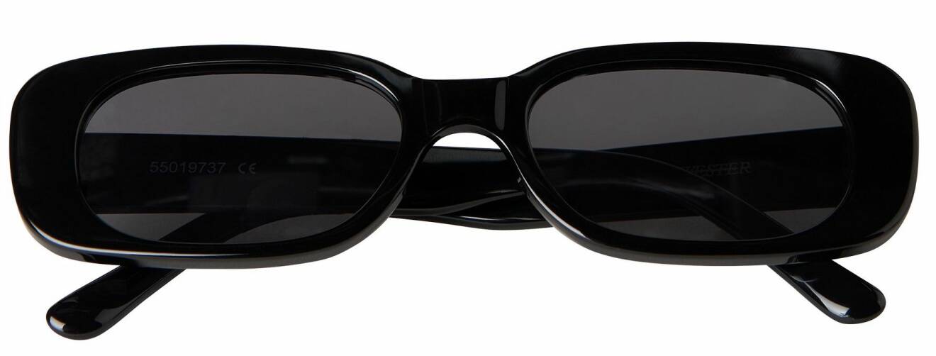 rektangulära solglasögon i svart från Carin Wester.
