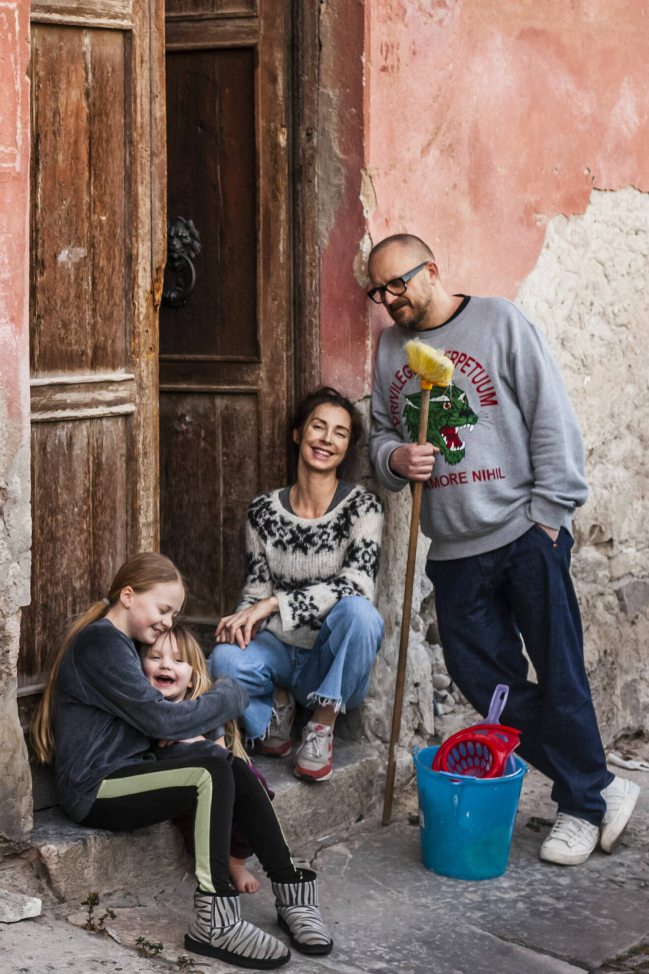 Marie Olsson Nylander och maken Bill med familj i Husdrömmar Sicilien