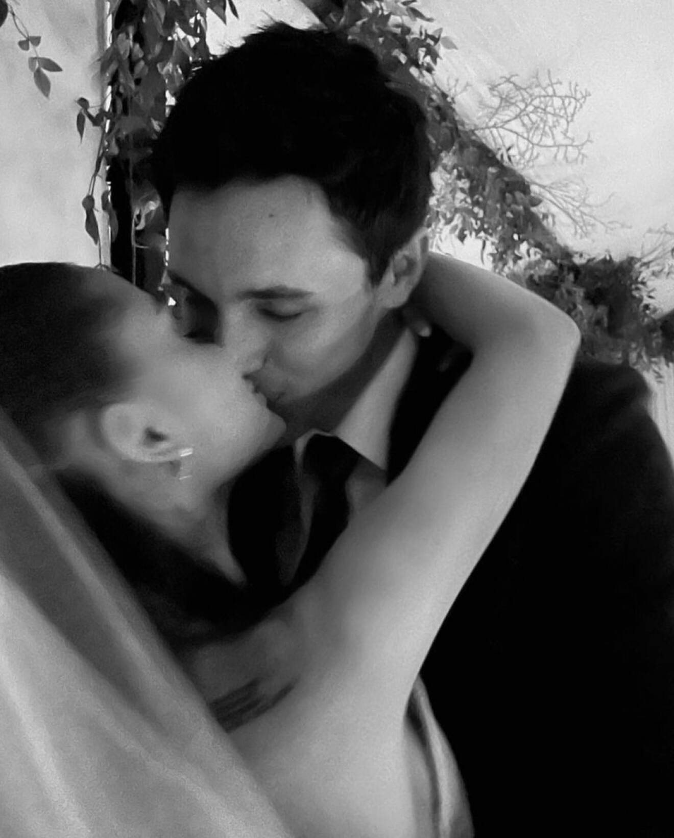 ariana och dalton kysser varandra på bröllopsdagen