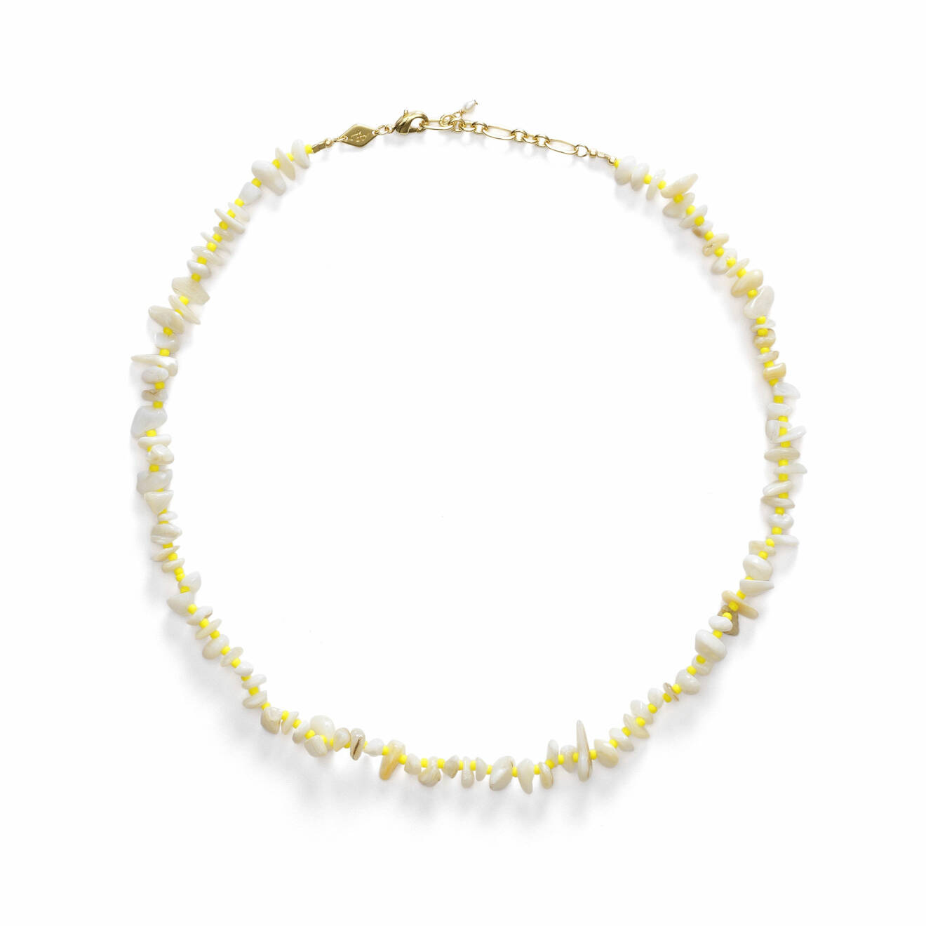halsband med vita stenar och gula pärlor från danska anni lu.