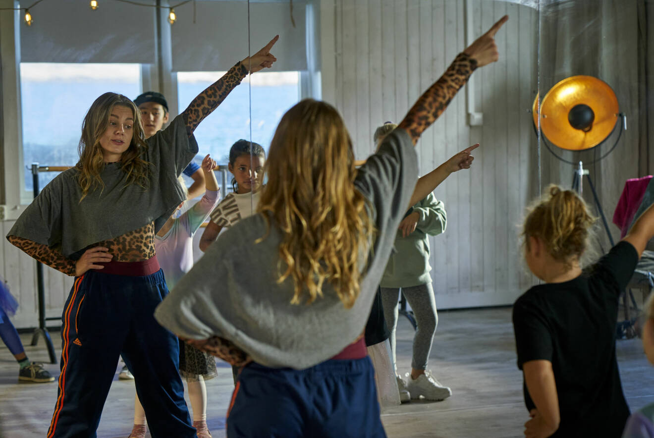 Mollys karaktär Dylan som danslärare i nya filmen Dancing Queens.