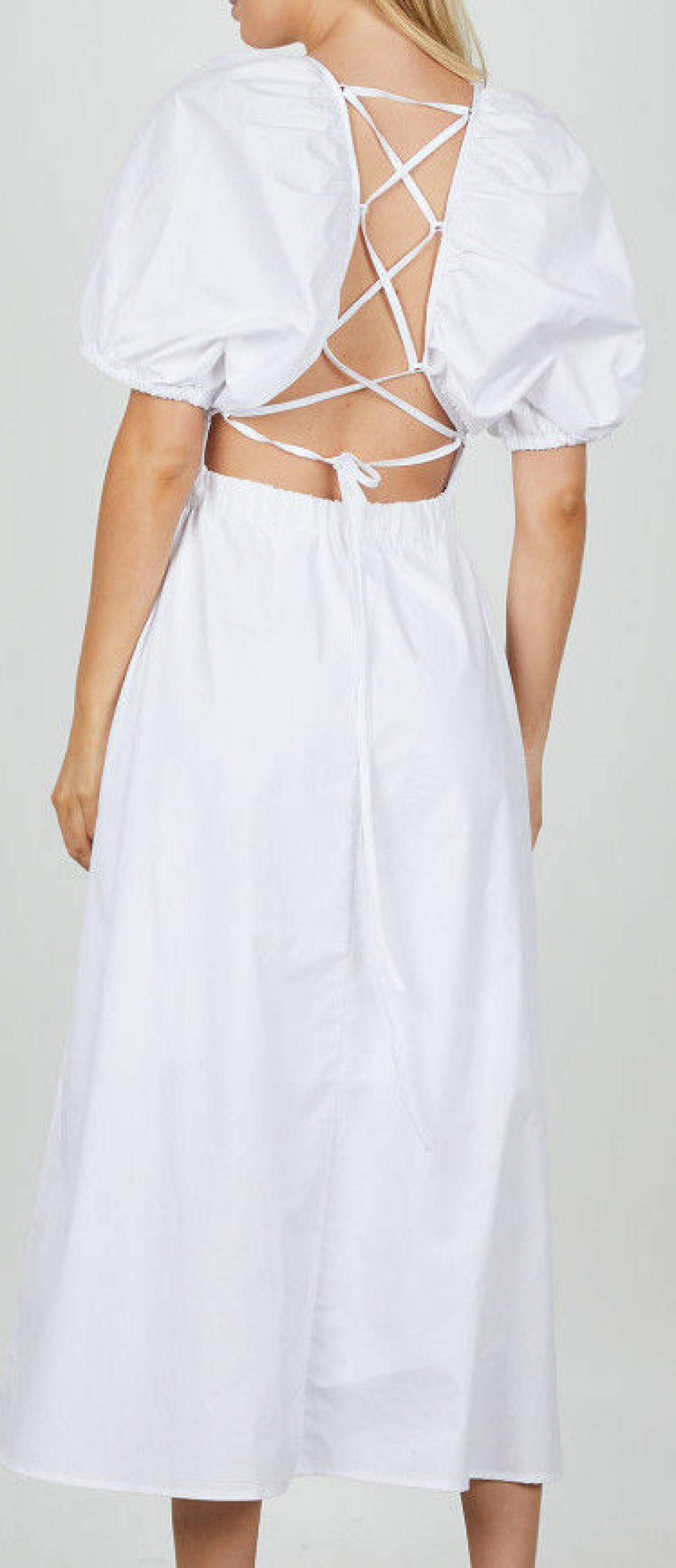 vit klänning med puffärmar och dekorativ rygg från gestuz.