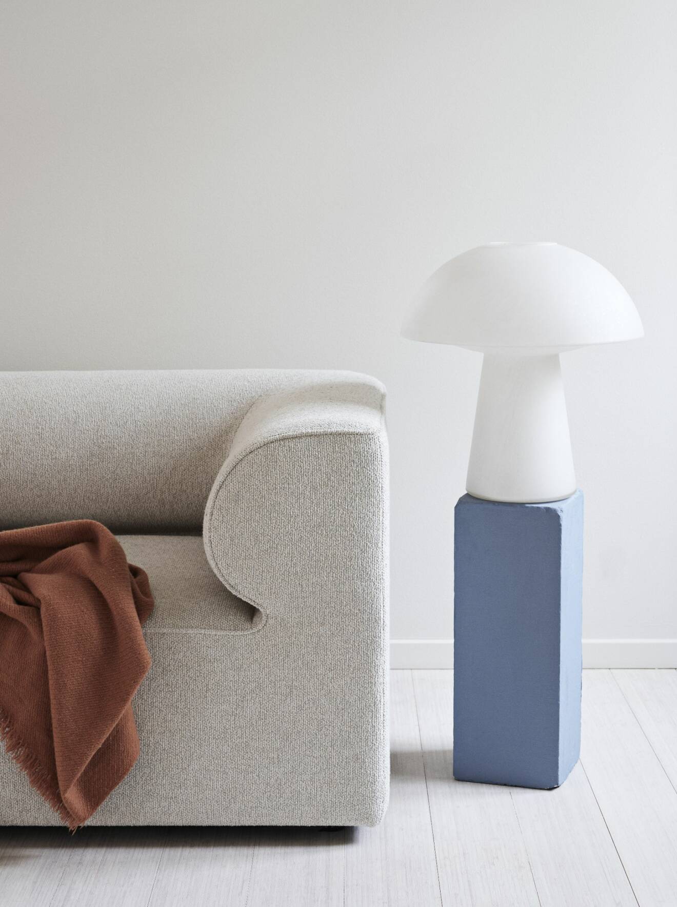 Hemma hos väskdesignern Yvonne Koné i Köpenhamn soffa lampa
