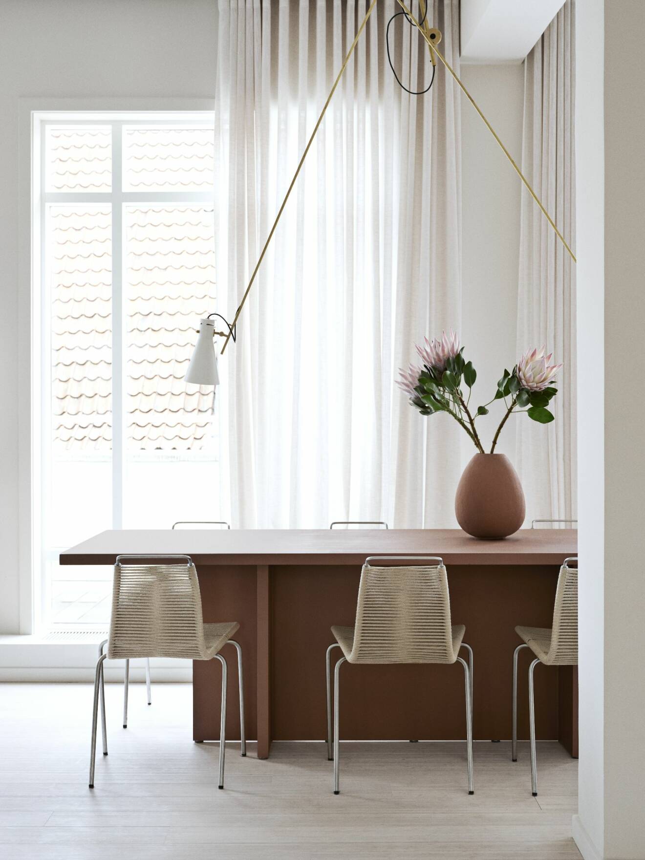 Hemma hos väskdesignern Yvonne Koné i Köpenhamn matbord lampa vas