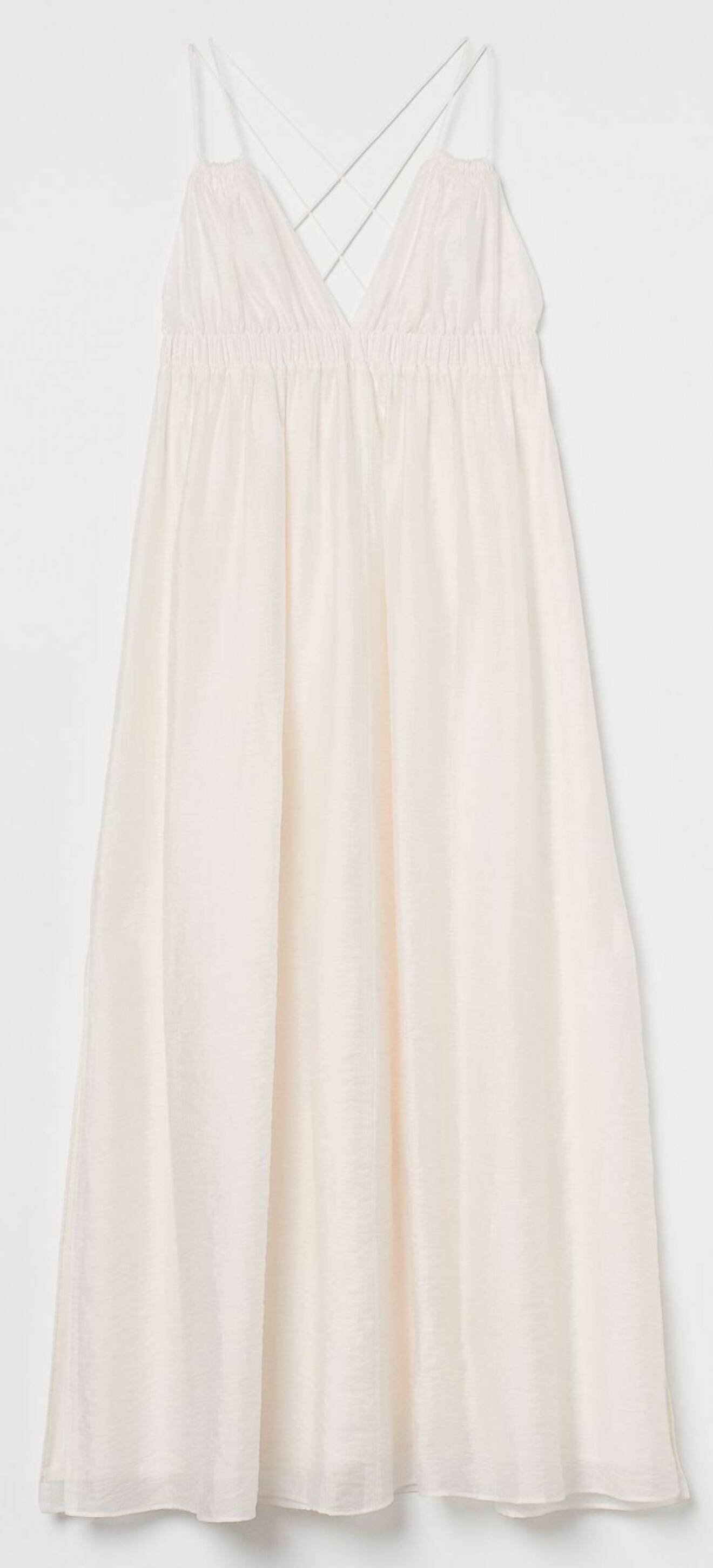 vit klänning med svepande fall från H&amp;M.