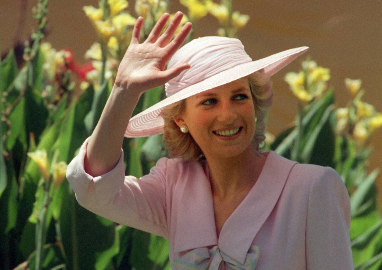 Diana, prinsessan av Wales vid ett besök i Melbourne. Rosa sommarhatt och läckert lockat hår.