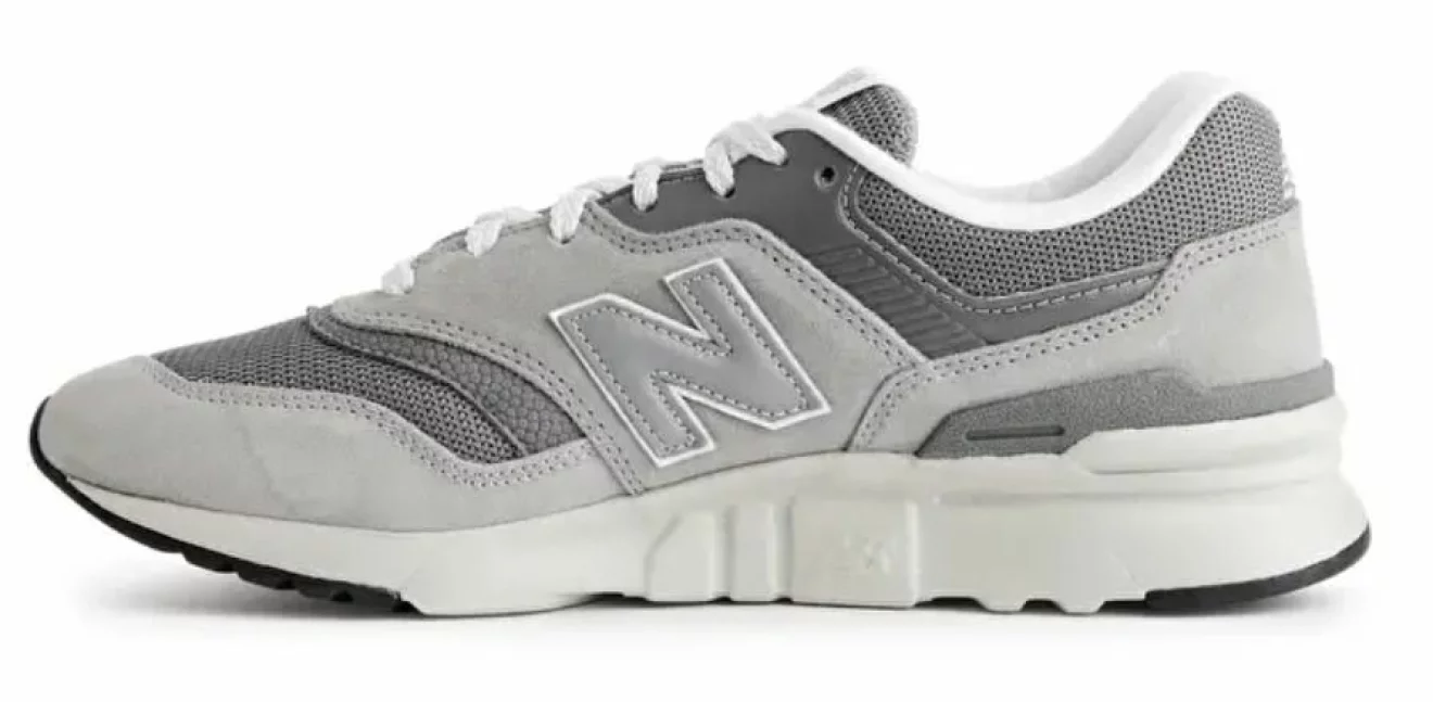 grå sneakers från New Balance.