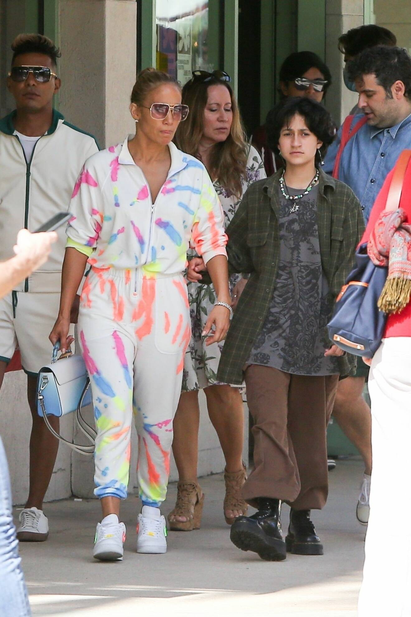 Miami 2021-06-09Miami, FL - *EXCLUSIVE* - Jennifer Lopez rocks a multicolored jumpsuit and matching Nike's with a Louis Vuitton purse as she goes out for a bite with her kids Emme and Max, and friends in Miami, Florida, while her new beau Ben Affleck relaxes in California.Pictured: Jennifer Lopez, Emme Maribel Muniz, Maximilian David Muniz 9 JUNI 2021