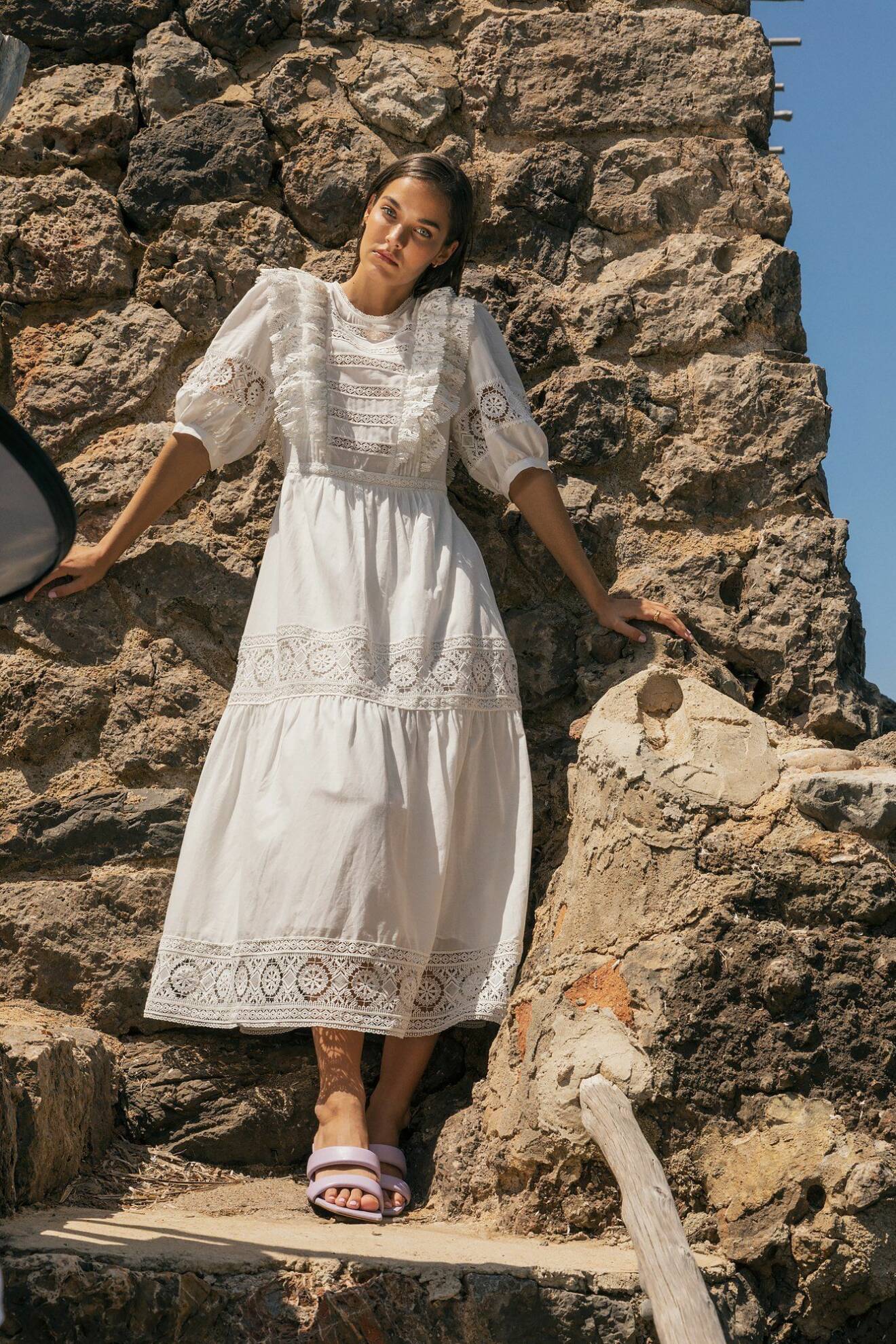 vit klänning från By Malina resort 2021 med puffärmar och broderi.