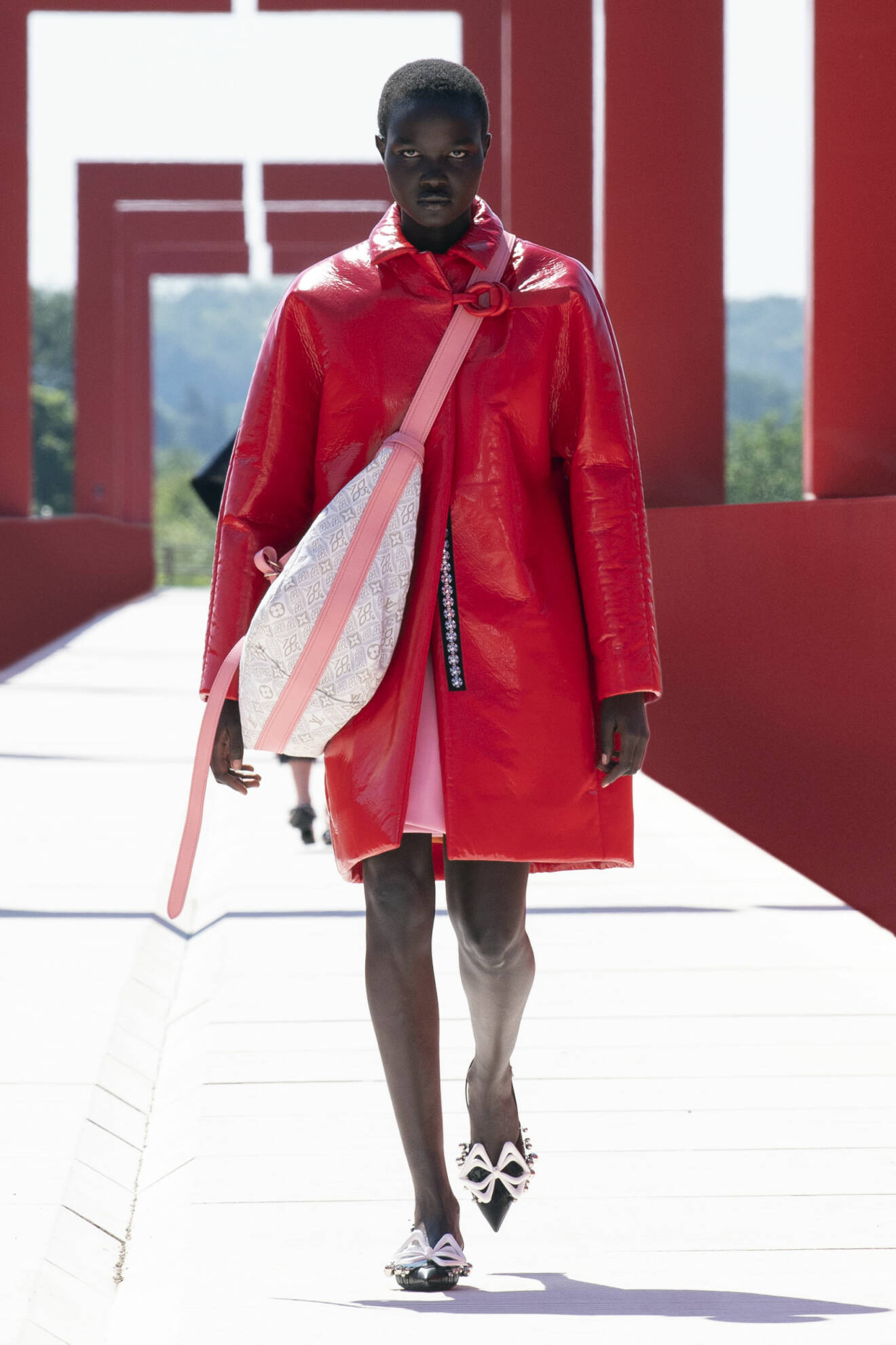 Louis Vuitton womens cruise show 2022 Röd läderjacka