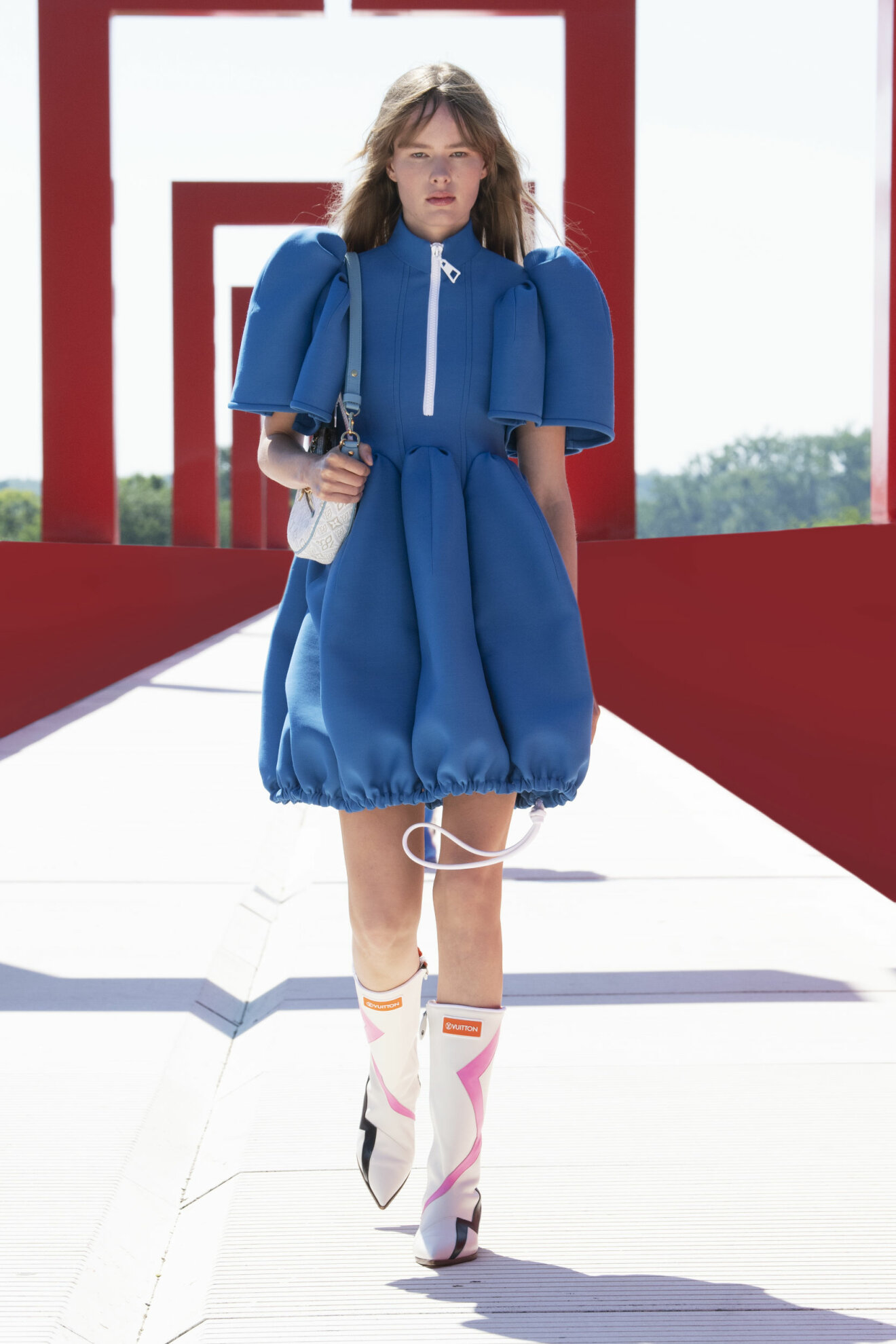 Louis Vuitton womens cruise show 2022 blå klänning