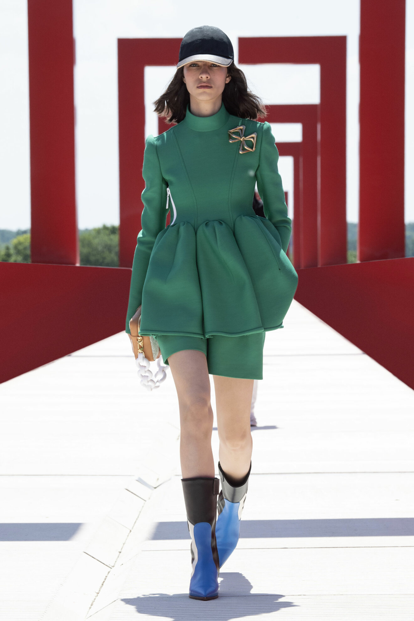 Louis Vuitton womens cruise show 2022 grön klänning