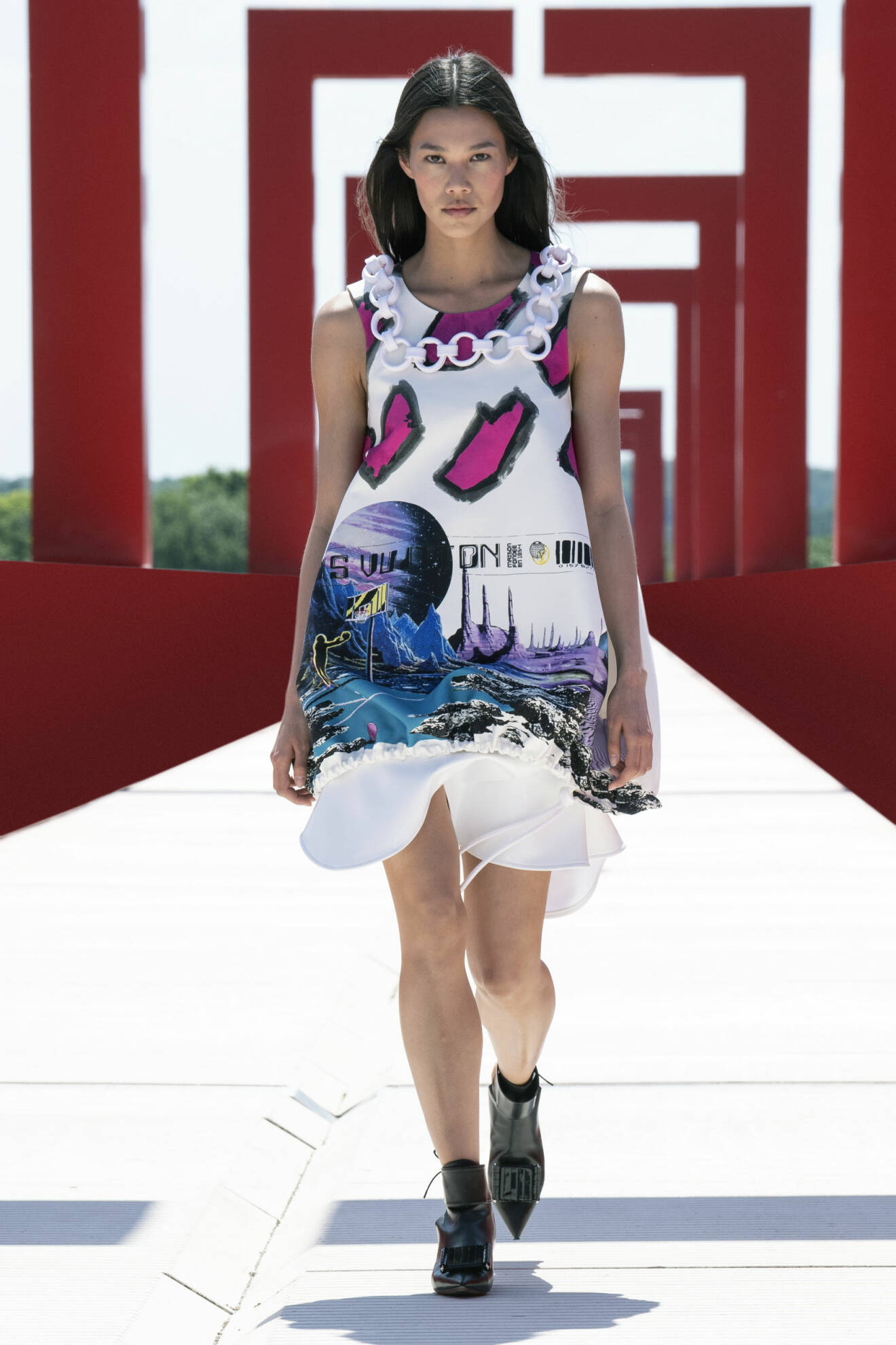 Louis Vuitton womens cruise show 2022 klänning med tryck