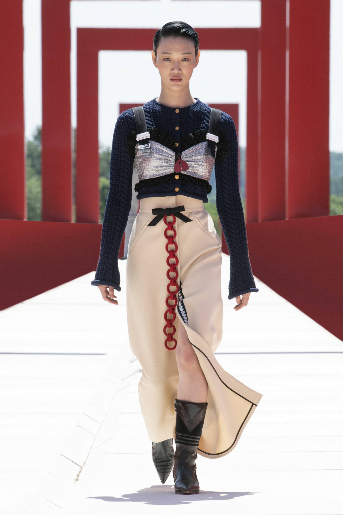 Louis Vuitton womens cruise show 2022 futuristisk klänning