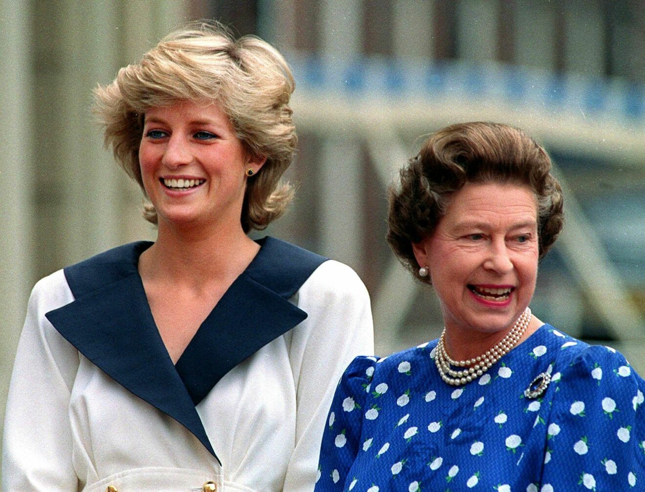 En skrattande Diana bredvid drottning Elizabeth