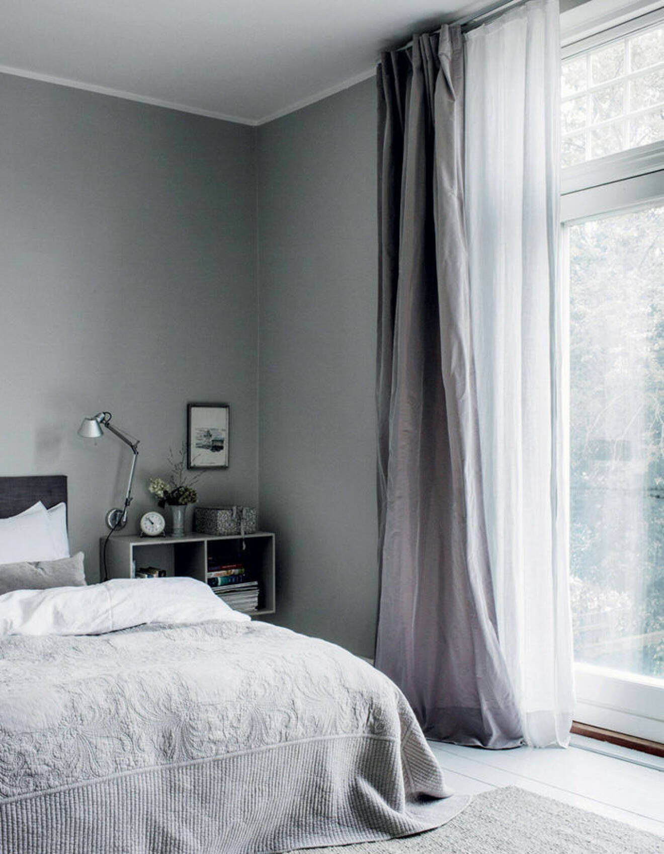 Sovrum med två olika gardiner