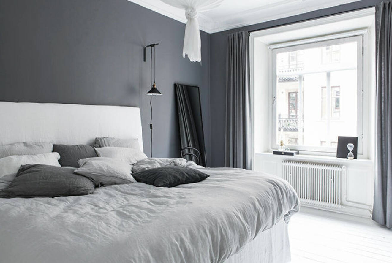 Sovrum med gråa gardiner
