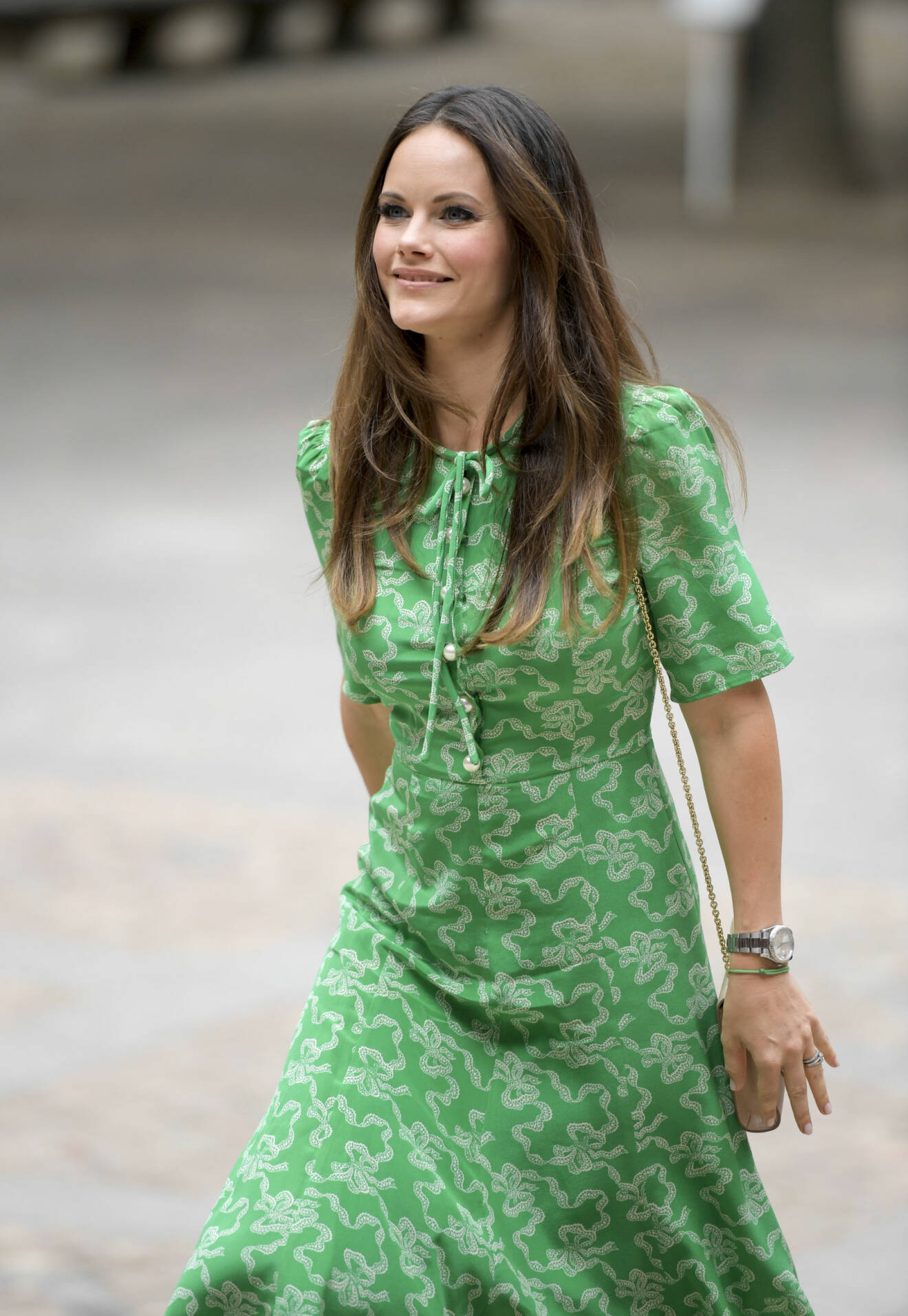 Prinsessan Sofia i en grönmönstrad klänning med pärldetaljer