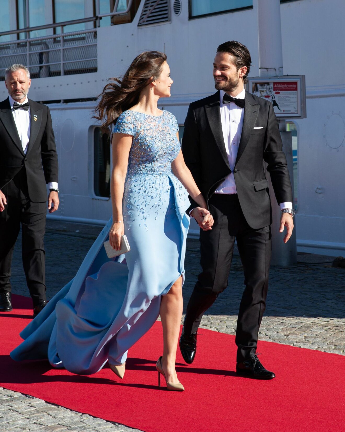 Prinsessan Sofia i en blå klänning med glitterdetaljer. På väg till festen dagen innan prinsbröllopet 2015