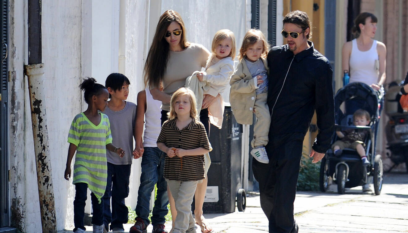 Brad Pitt och Angelina Jolie med alla sina barn 2011.