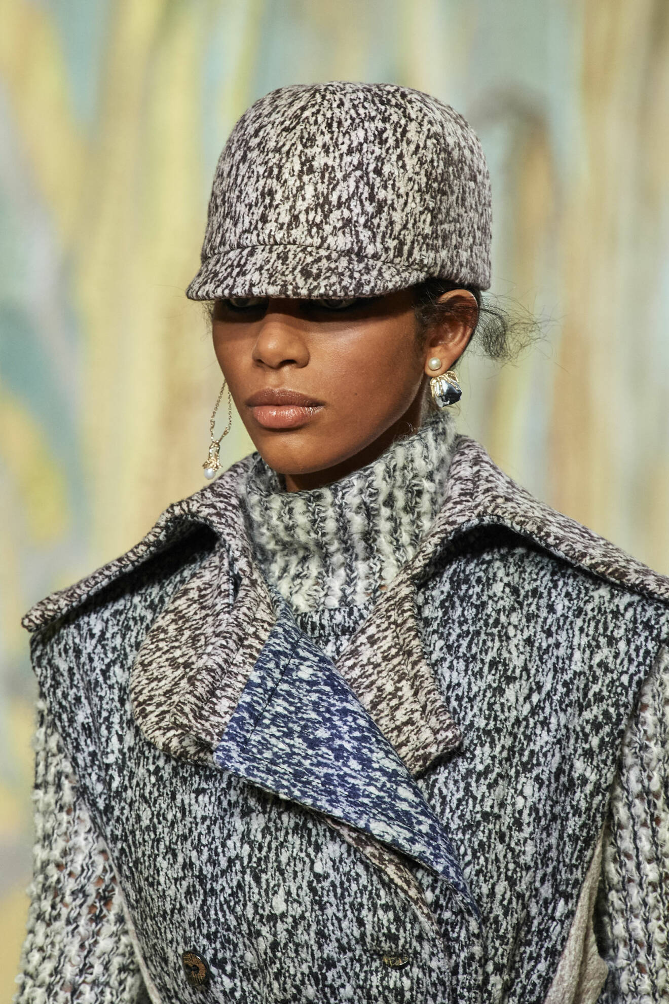hatt och kappa i tweed Dior haute couture aw21.