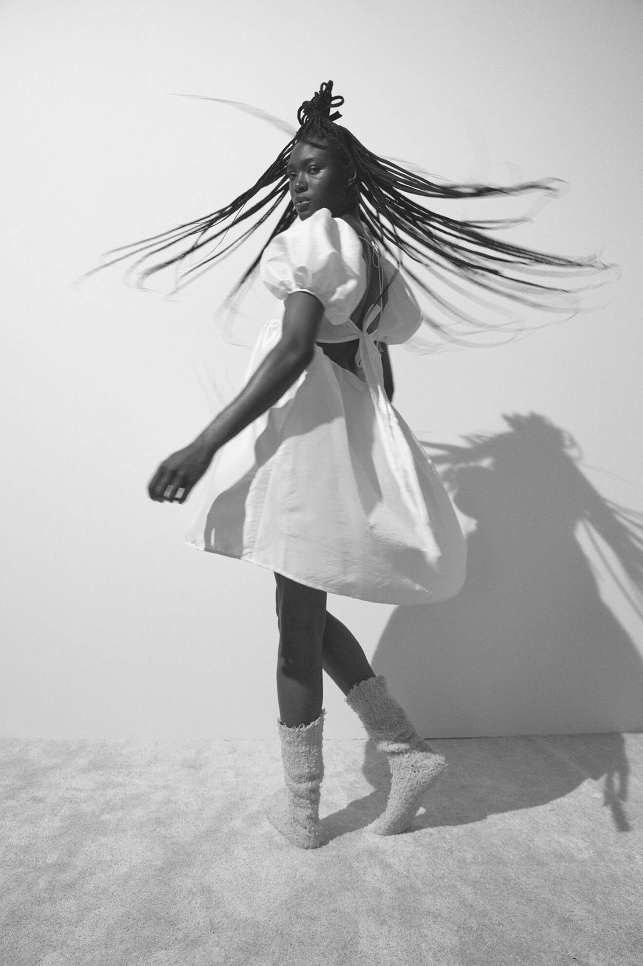 Modellen har på sig en vit klänning från Cecile Bahnsen/Mytheresa