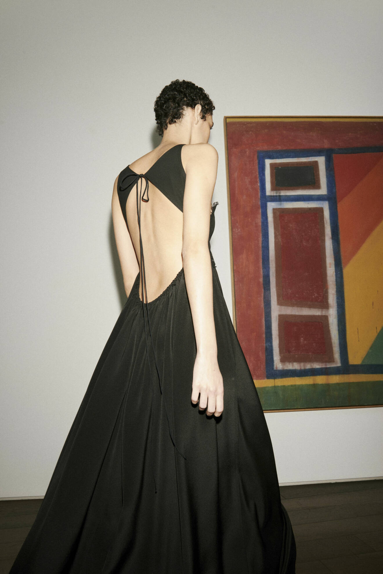 svart klänning med bar rygg. Victoria Beckham ss21.