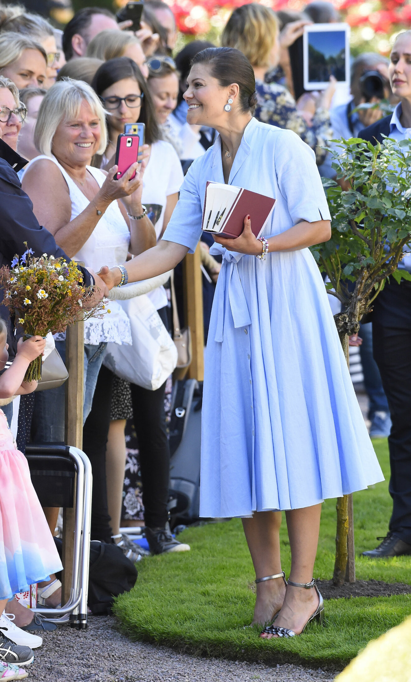 Kronprinsessan Victoria i en sval linneklänning från Camilla Thulin