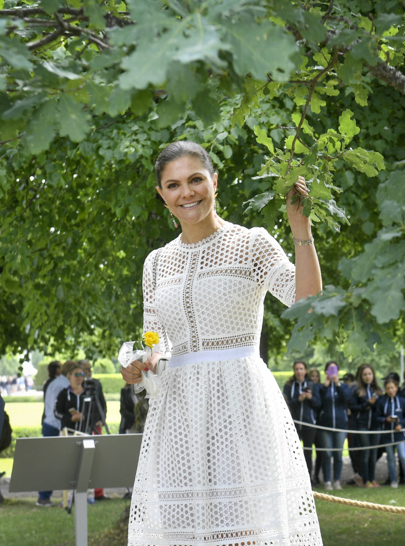 Kronprinsessan besöker Strömsholm vid nationaldagsfirandet 2018 i en vit spetsklänning från By Malina