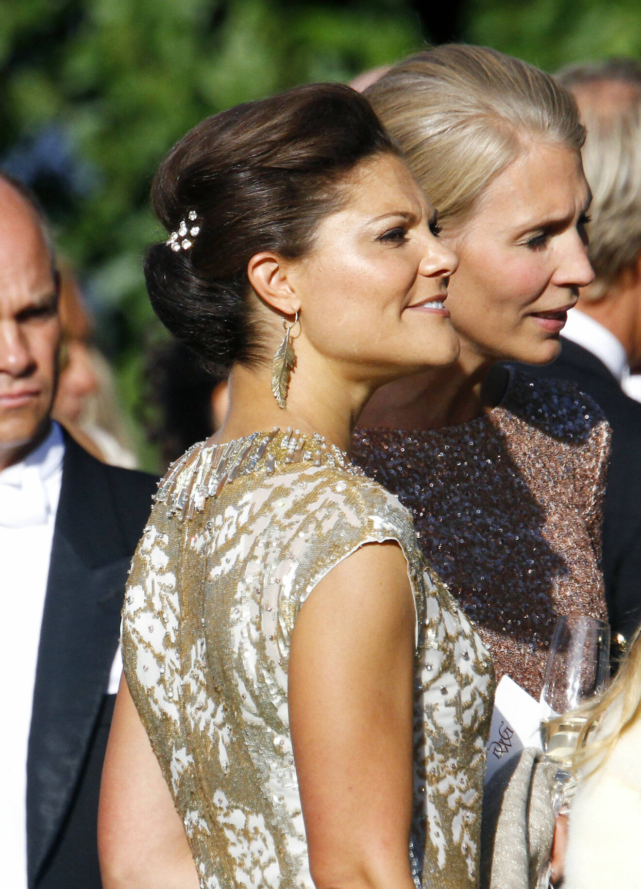 Kronprinsessan Victoria vid kusinen Gustaf Magnusons bröllop. Guldglittrande klänning och vackra accessoarer