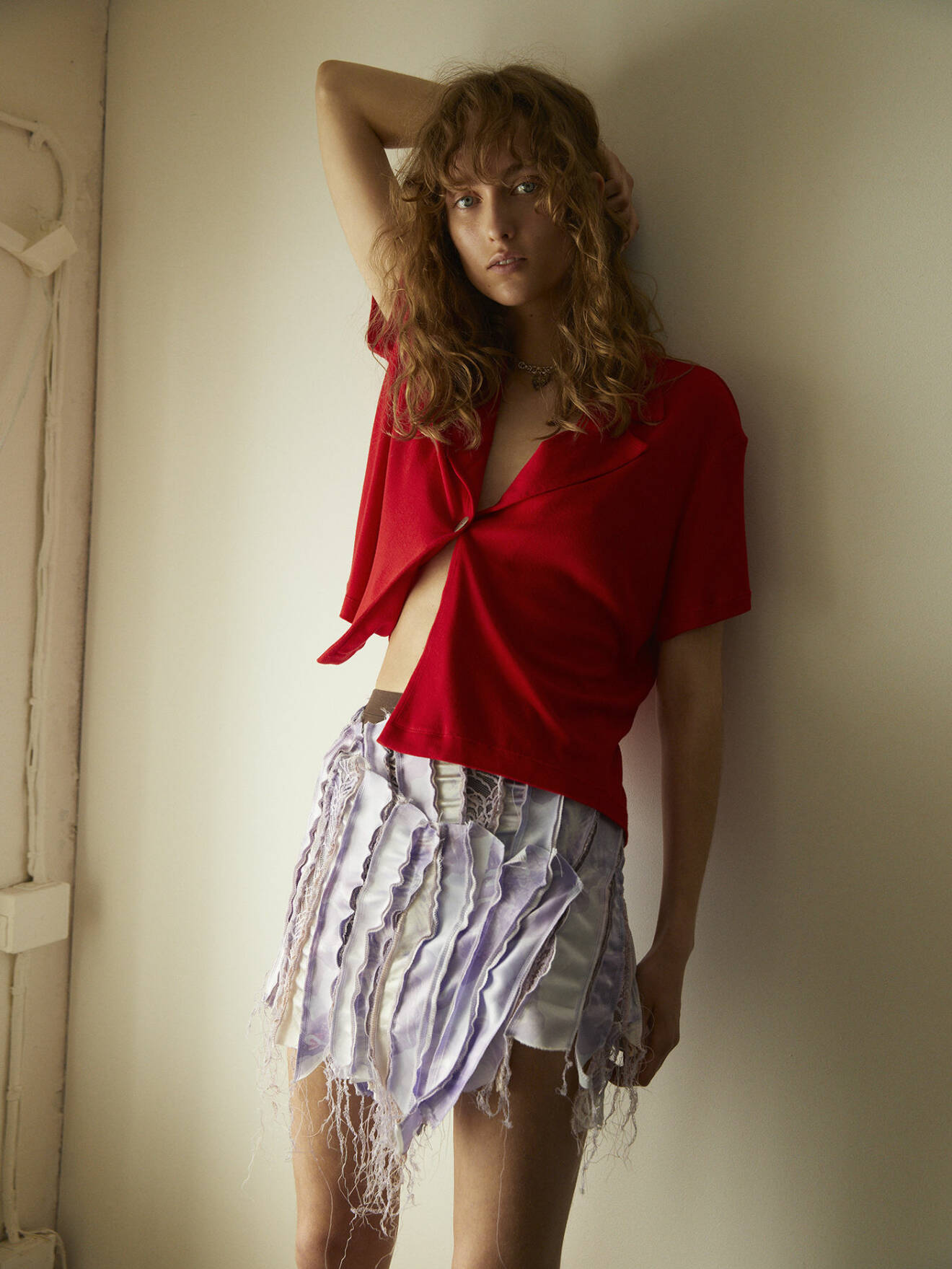 Modellen bär en röd topp från Loh Mode och en kjol från Kristine Boström