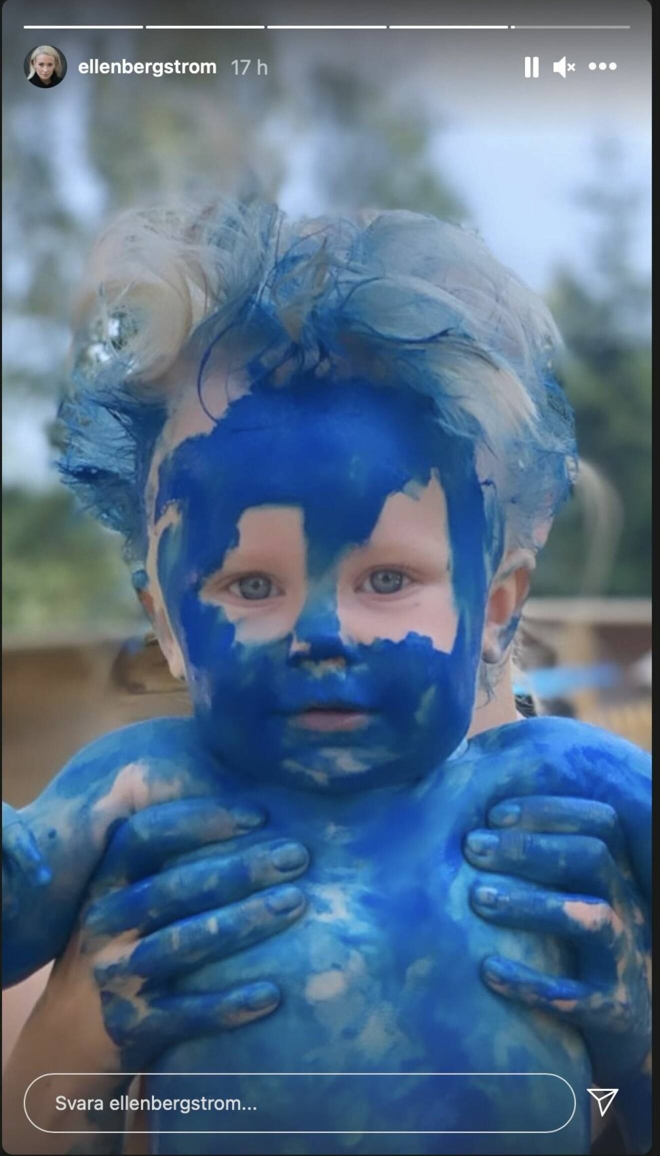 ellen bergströms dotter täckt i blå färg