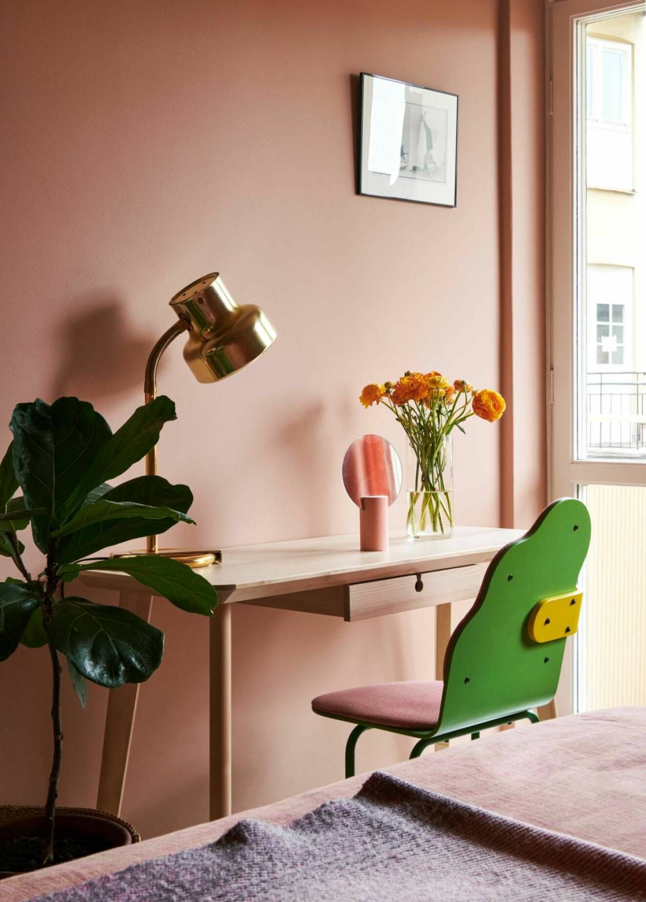 Kika in hos Emma och Dennis lekfulla och färgstarka lägenhet inred med pastellfärger på Södermalm, hemmakontor