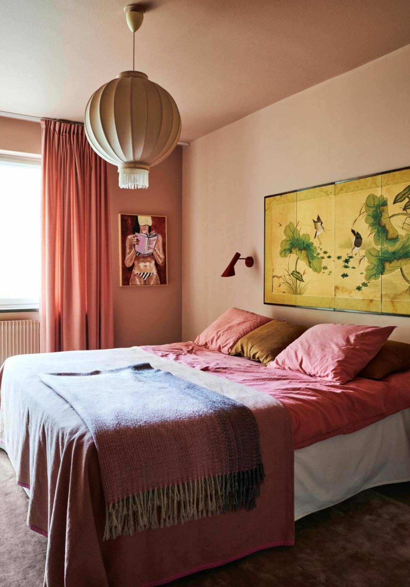 Kika in hos Emma och Dennis lekfulla och färgstarka lägenhet inred med pastellfärger på Södermalm, sovrum