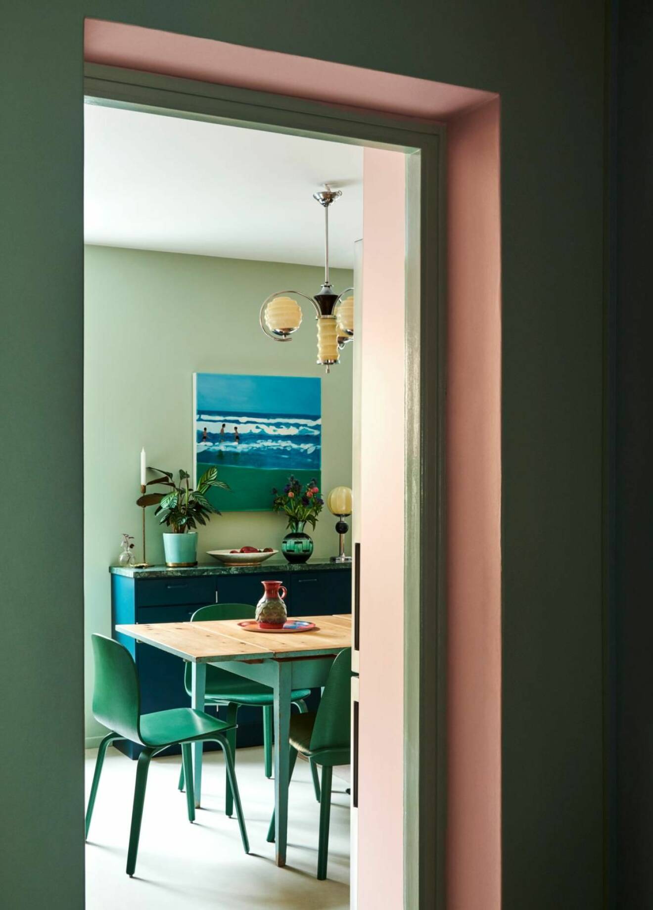 Kika in hos Emma och Dennis lekfulla och färgstarka lägenhet inred med pastellfärger på Södermalm, pastellfärger