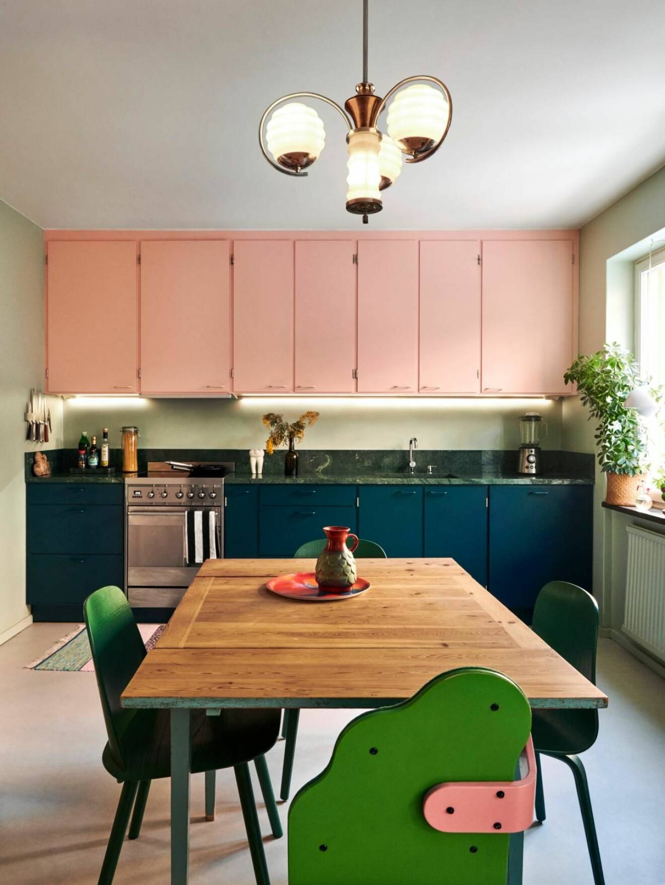 Kika in hos Emma och Dennis lekfulla och färgstarka lägenhet inred med pastellfärger på Södermalm, rosa kök