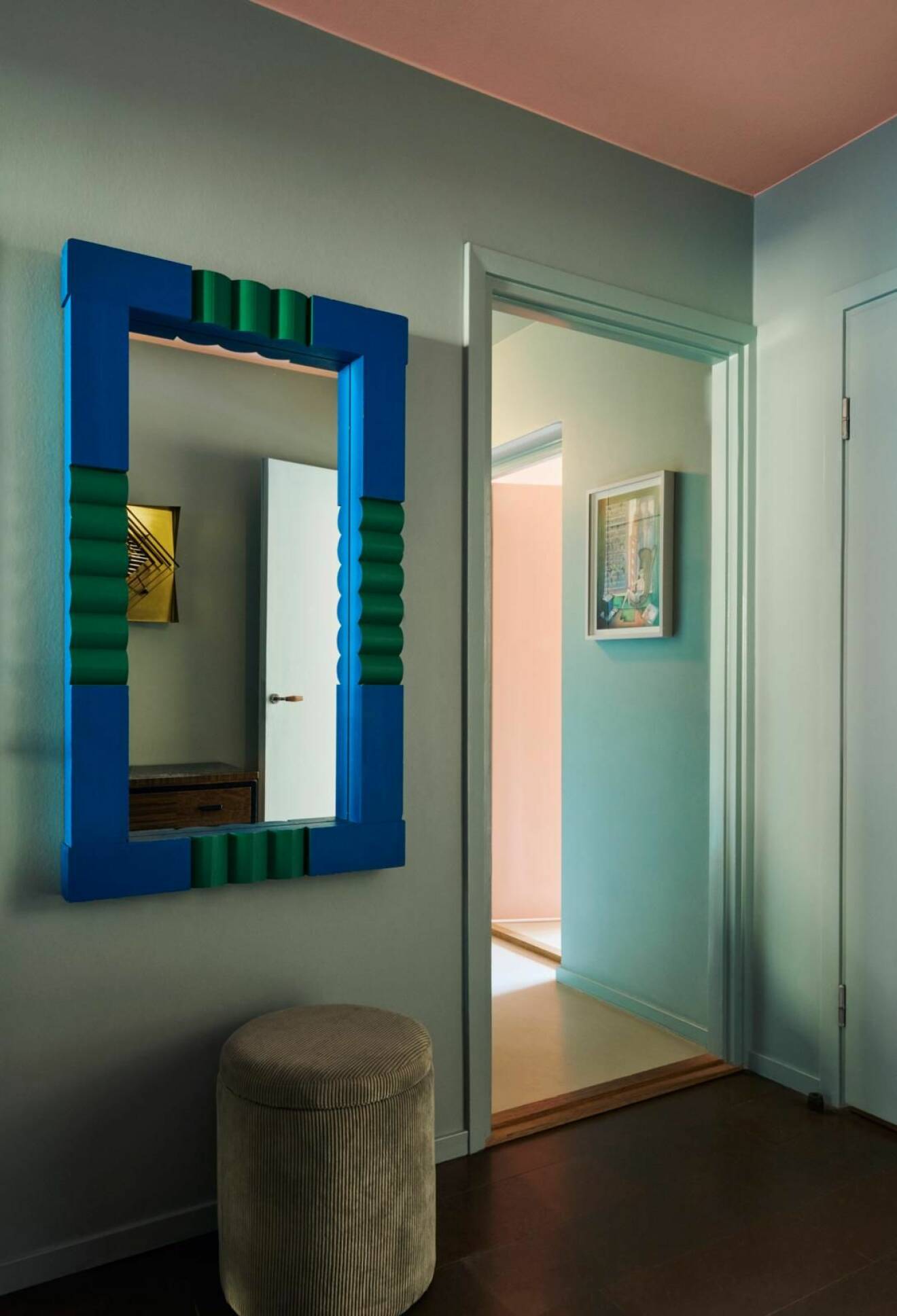 Kika in hos Emma och Dennis lekfulla och färgstarka lägenhet inred med pastellfärger på Södermalm, blå spegel