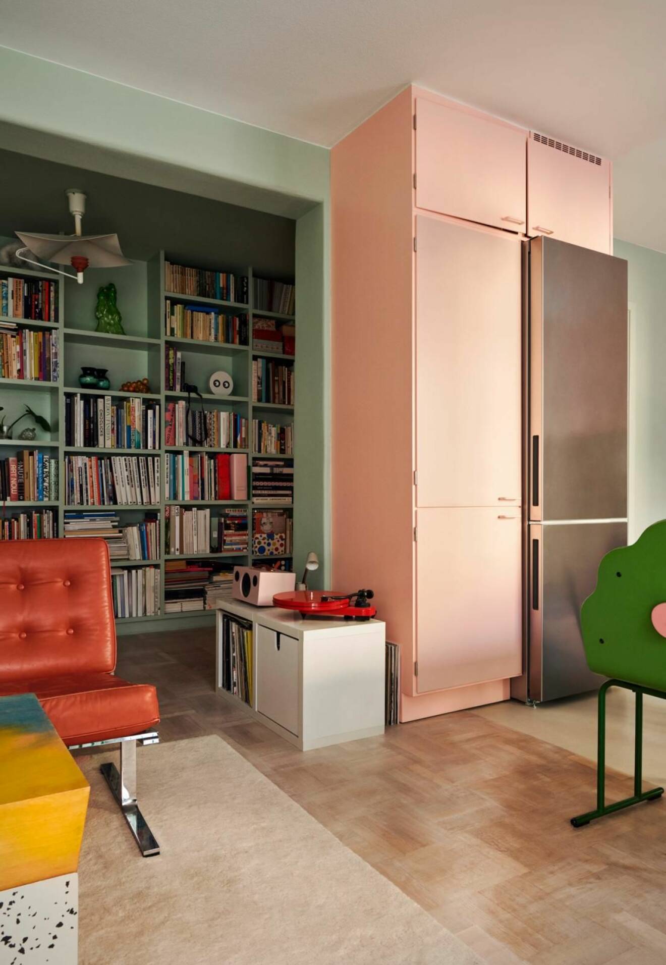 Kika in hos Emma och Dennis lekfulla och färgstarka lägenhet inred med pastellfärger på Södermalm, rosa kylskåp