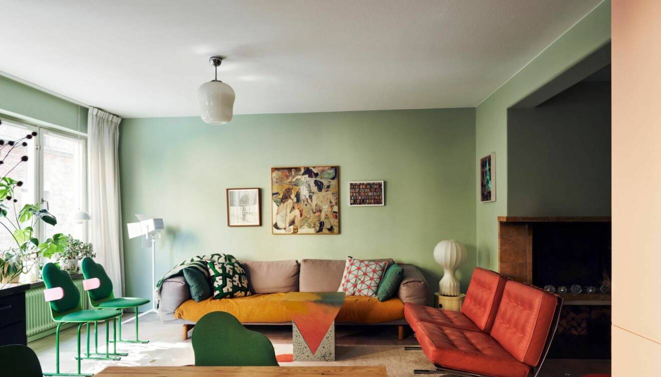 Kika in hos Emma och Dennis lekfulla och färgstarka lägenhet inred med pastellfärger på Södermalm
