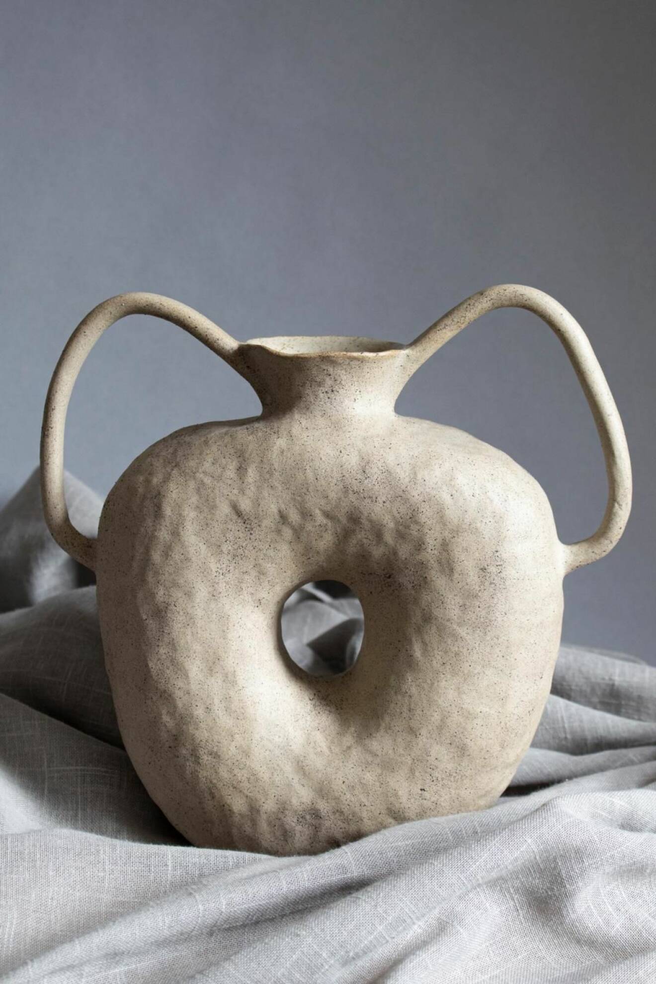 Sandbeige vas från Malwina Kleparska