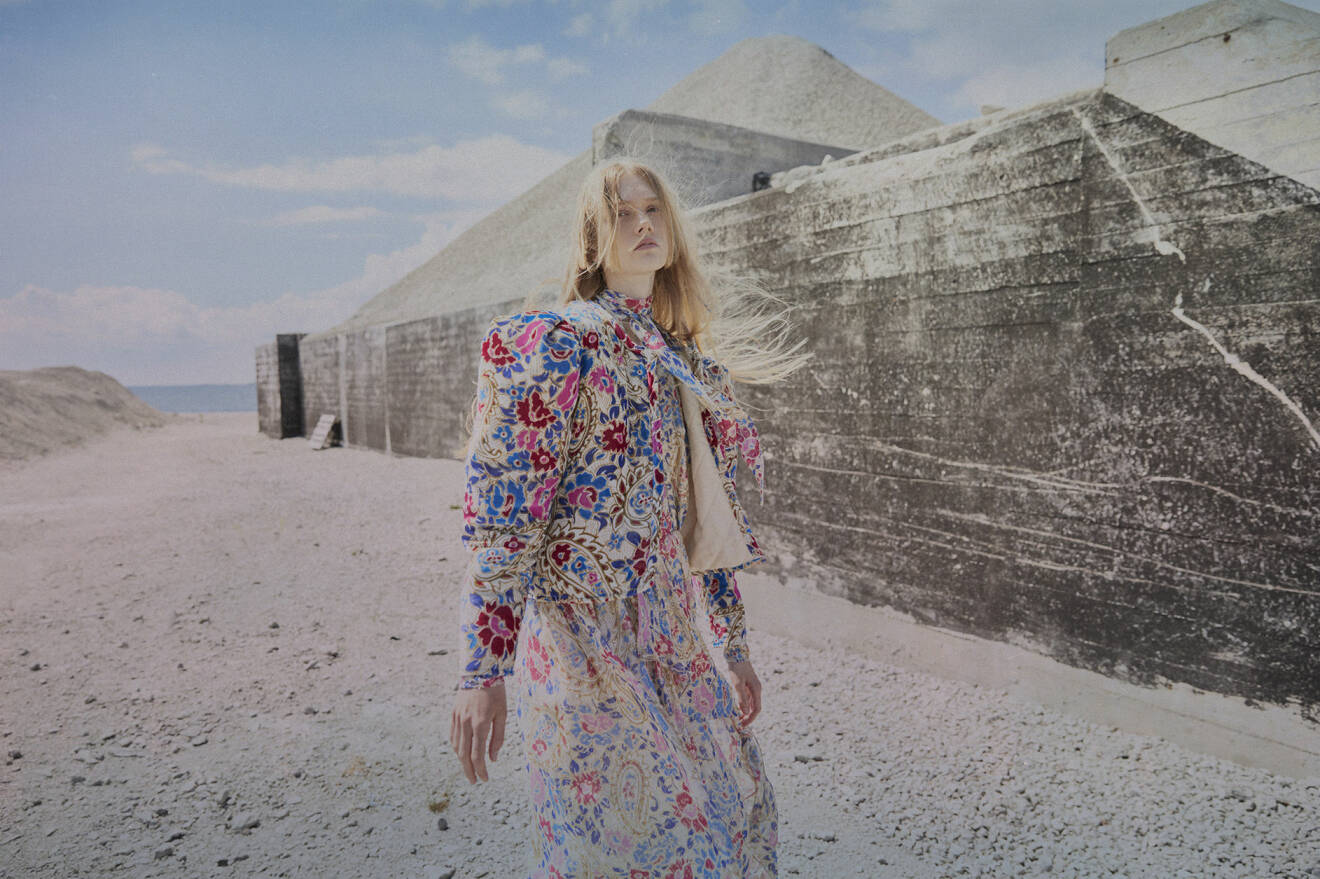 Modellen har på sig en blommig jacka och matchande klänning från Isabel Marant