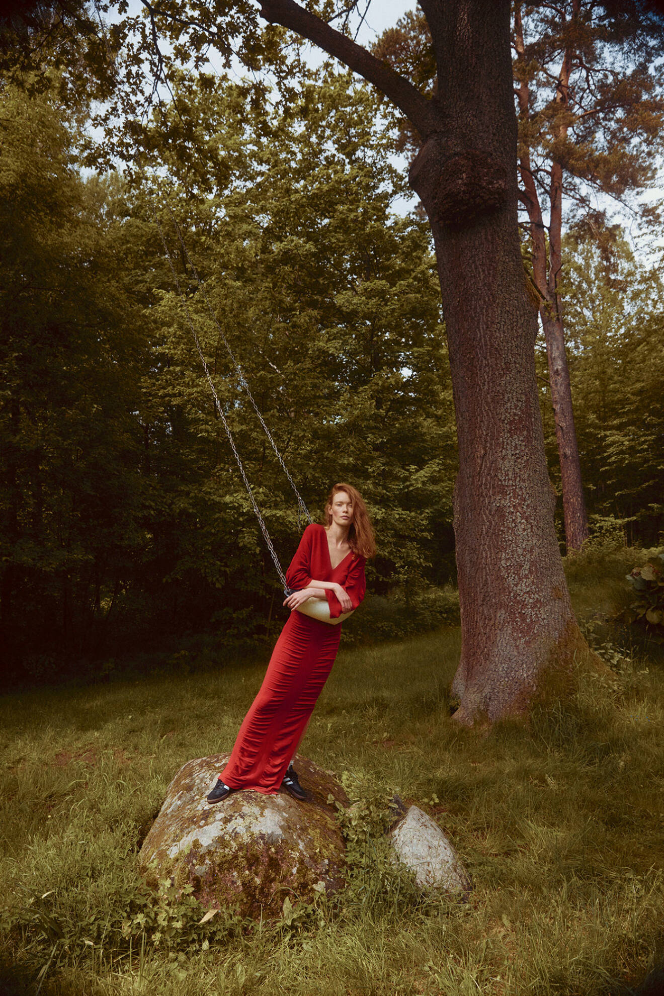Modellen har på sig en lång, röd stickad klänning från Malene Birger