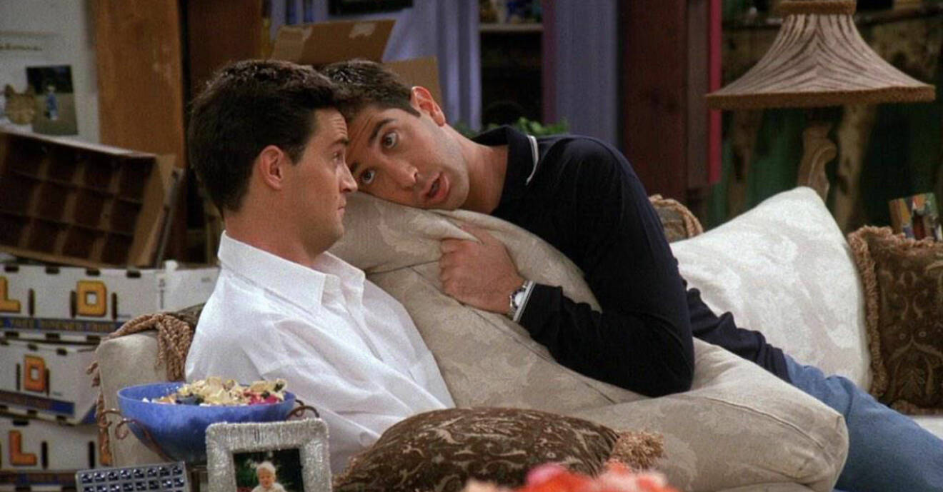 Ross visar Chandler "Hug and roll"